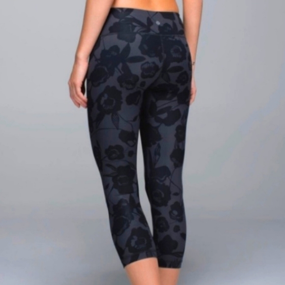 Size 4 Lululemon Athletica Cropped Leggings - Picture 1 of 6